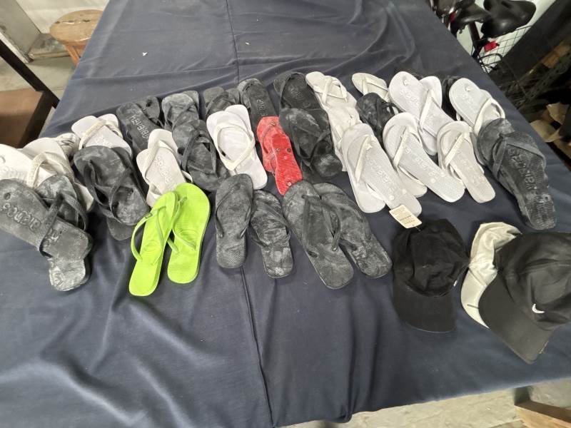 Lote de Ojotas Havaianas y Gorros Negros