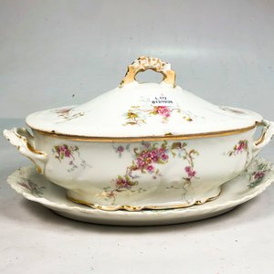 Dos Piezas de Porcelana Francesa Limoges Blanca con Flores Rosas - imagen 3