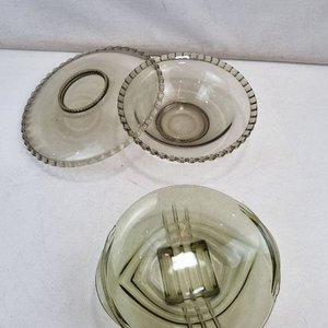 Juego de 2 Fuentes de Vidrio Gris Decoradas - imagen 3