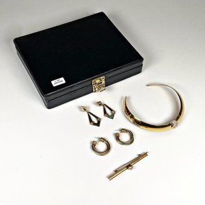 Conjunto de Joyería: Gargantilla Dorada con Cristales, Aros y Prendedor con Perla - imagen 1