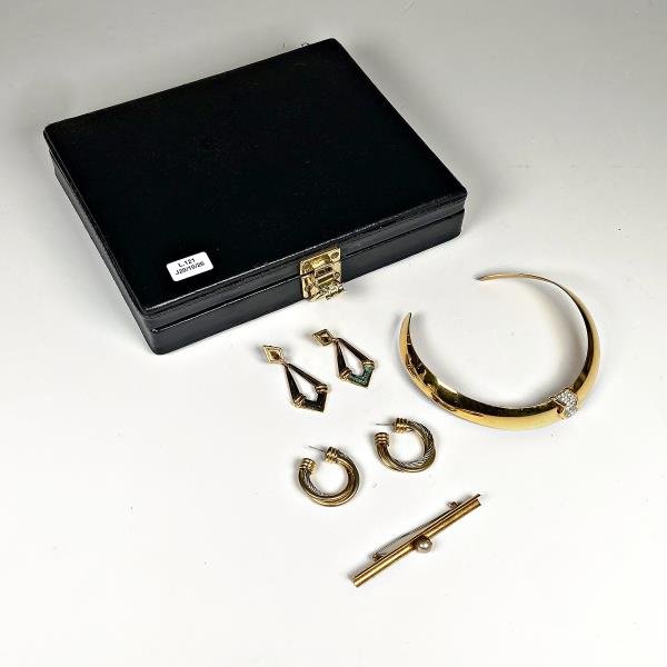 Conjunto de Joyería: Gargantilla Dorada con Cristales, Aros y Prendedor con Perla