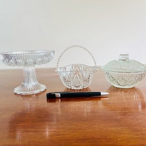 Set de 3 piezas de vidrio: centro de mesa, canasta y caramelera - imagen 1
