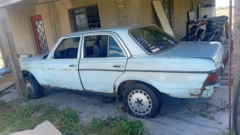 Vehículo Mercedes Benz 300D en mal estado