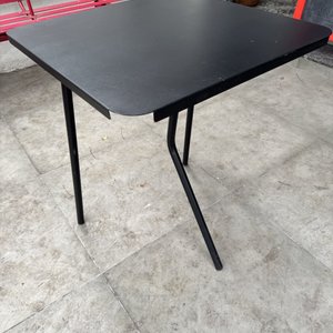 Lote #002  – Mesa de metal plegable – 60x60x72cm - imagen 2