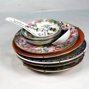 Nueve Piezas de Porcelana Oriental Decorativa: Platos y Cucharitas - imagen 6