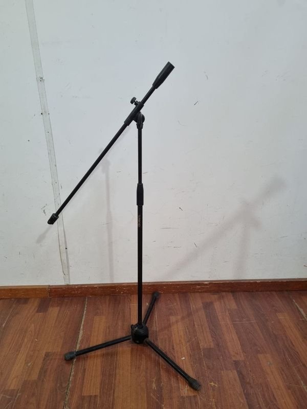 Soporte de Micrófono Proel "Made in Italy" con Boom Regulable y Patas Retráctiles