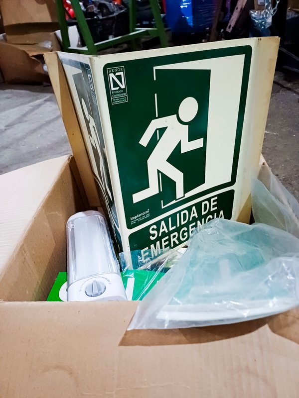 Kit de 27 Luces de Emergencia y Carteles de Salida