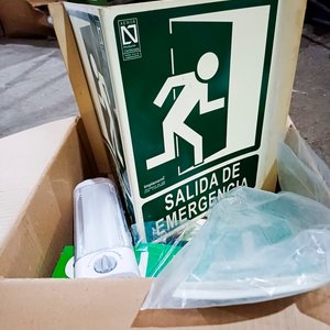Kit de 27 Luces de Emergencia y Carteles de Salida - imagen 1