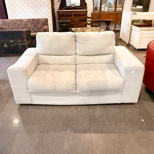 Lote siguiente: Sofá de dos cuerpos blanco