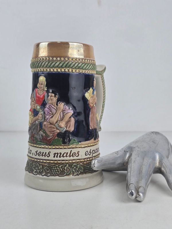 Jarra de Cerveza Decorada con Escenas Folclóricas