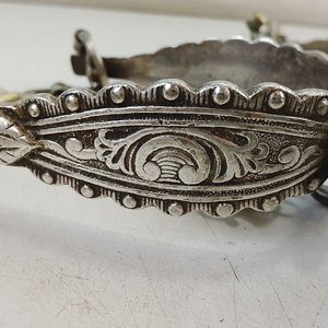 Par de Espuelas Criollas Repujadas con Motivos Florales y Eslabones - imagen 3