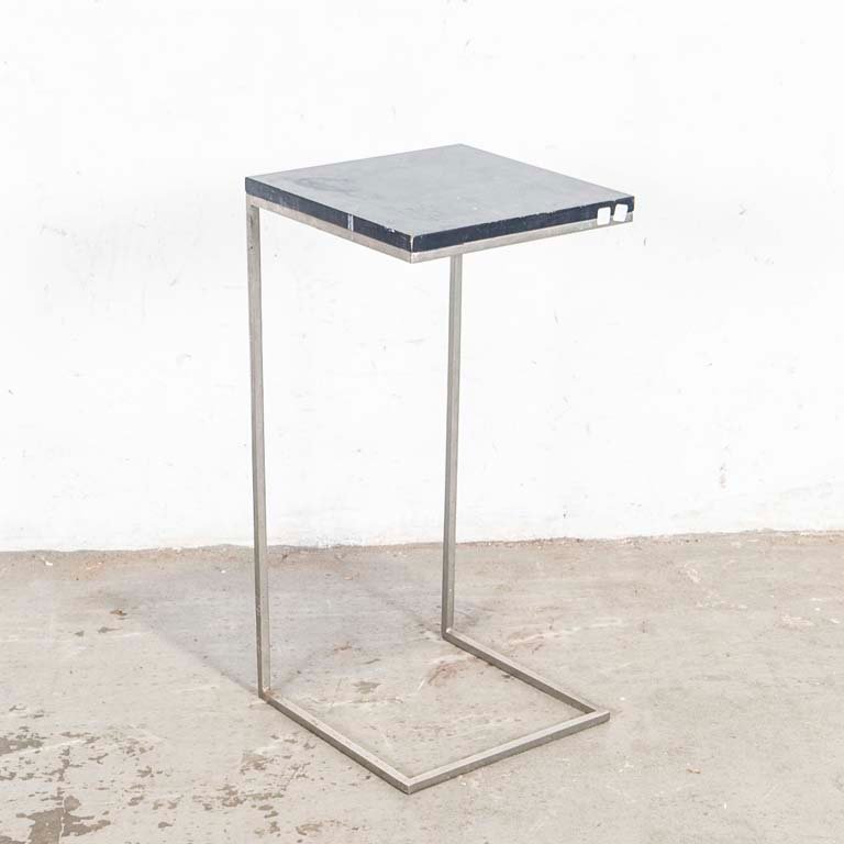 Lote siguiente: Mesita de sala con base de acero inoxidable y tapa de madera