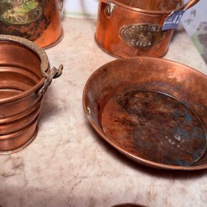 Lote de 8 Artículos de Cobre: Ollitas, Paellera y Medidores - imagen 5