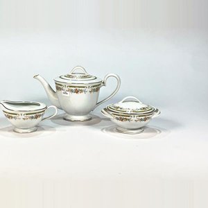 Lote siguiente: Juego de Porcelana Japonesa Blanca con Decoración Floral: Tetera, Azucarero y Lechera