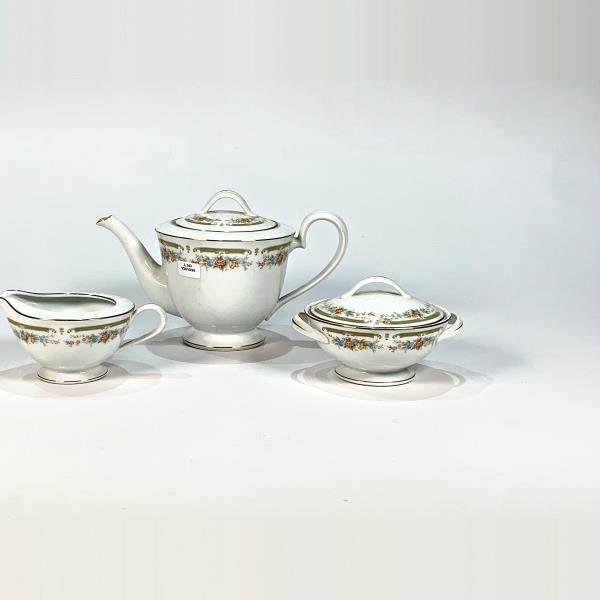 Juego de Porcelana Japonesa Blanca con Decoración Floral: Tetera, Azucarero y Lechera