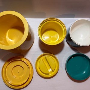 Lote de 3 Hieleras de Plástico en Diferentes Tamaños y Colores - imagen 2