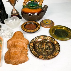 Lote de Adornos Vintage: Gato Negro, Tetera Decorativa, Trofeo y Más - imagen 4