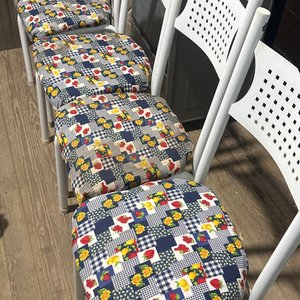 Lote siguiente: Juego de 4 Sillas Blancas con Tapizado Estampado
