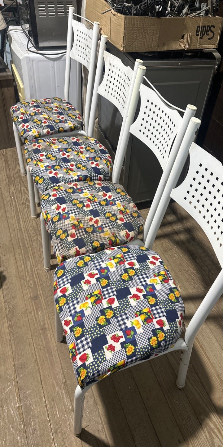 Juego de 4 Sillas Blancas con Tapizado Estampado