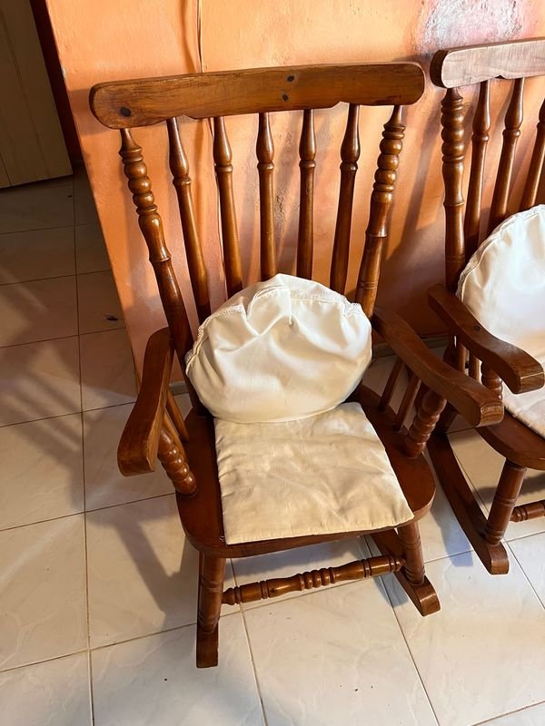 Sillas de hamaca de madera con cojines y almohadas blancos - imagen 2