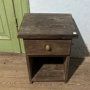 Lote siguiente: Mesa de Luz Rústica de Madera