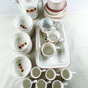 Conjunto de Cerámica Blanca con Guarda Roja: Tetera, Fuentes, Compoteras, Tazas y Pocillos - imagen 2