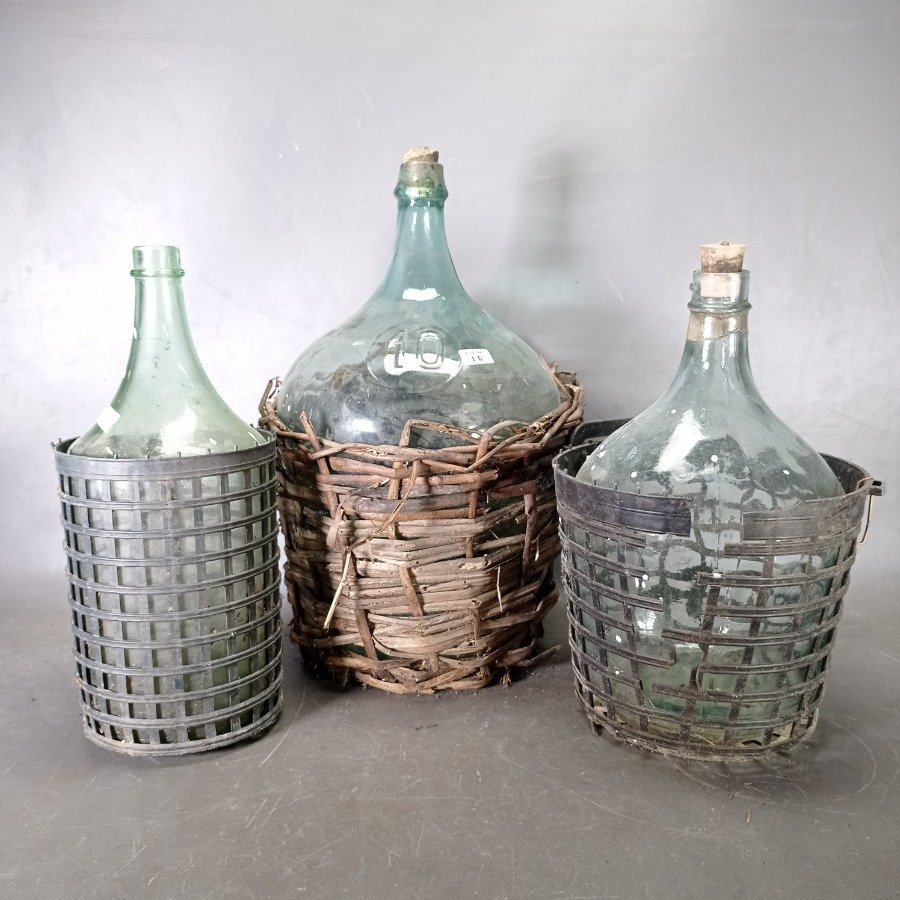 Botellas de vidrio con canastos de mimbre - imagen 1