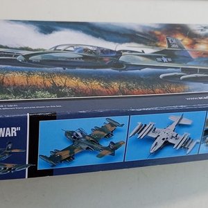 Modelo A37B Dragonfly Fuerza Aérea Uruguaya Escala 1/72 Academy - imagen 9