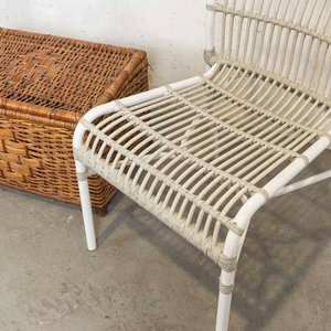 Lote de Muebles: Sillón de Mimbre, Baúl y Silla Blanca de PVC - imagen 2