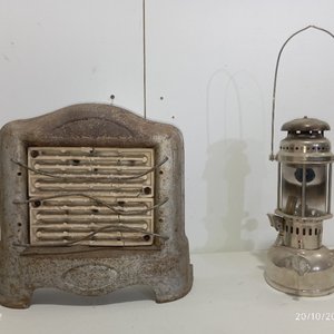 Estufa Eléctrica Antigua y Farol Metálico con Mantillas - imagen 3