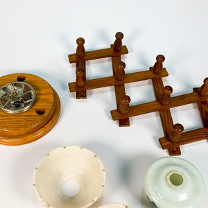 Lote de 5 Piezas: Perchero Plegable, Depósito Opalina Floral, Pantallas Alabastro y Soporte Madera - imagen 4