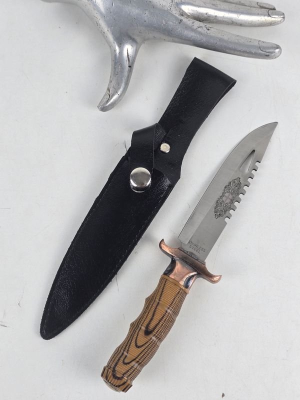 Cuchillo de Caza con Brújula en el Mango y Funda de Cuero
