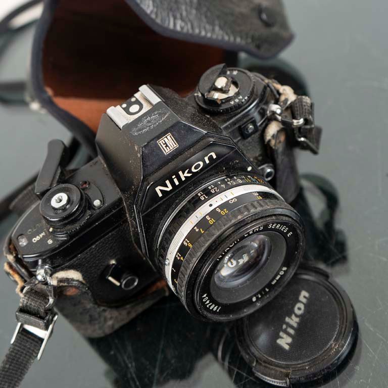 Cámara reflex de 35mm Nikon EM con estuche - imagen 2