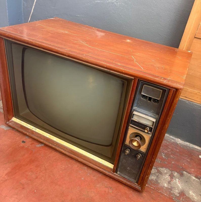 Antigua Televisión de 74 cm x 50 cm con Diseño Clásico - imagen 4
