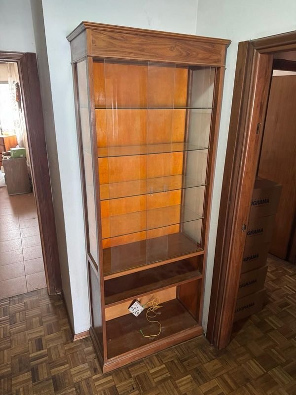 Lote siguiente: Vitrina con estantes y puertas en vidrio en excelente calidad