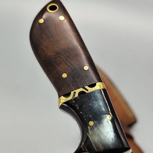 Cuchillo con Hoja Estilo Damasco y Empuñadura de Madera y Bronce con Vaina - imagen 13