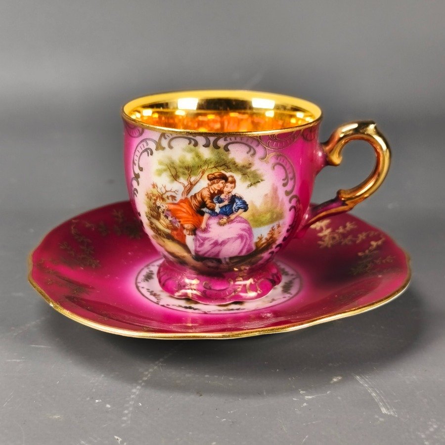 Lote anterior: Dúo de taza y plato en porcelana alemana 'Gloria' con escena romántica fragonard