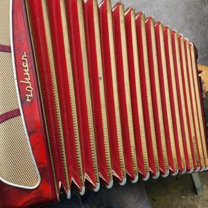 Acordeón Hohner Rojo con Caja Original y Correa - imagen 4