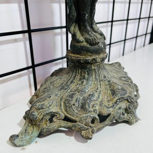Antiguo Candelabro de Metal con Figura Femenina - imagen 3