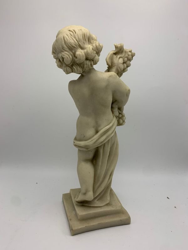 Figura decorativa de niño con racimo de uvas - imagen 2