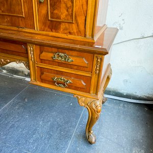 Mueble Vitrina Antigua de Madera con Cajones y Detalles Tallados - imagen 4