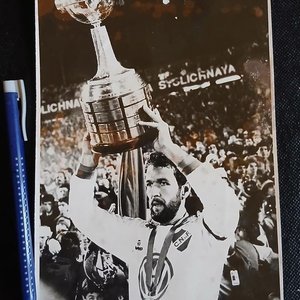 Lote anterior: Fotografía Histórica: Hugo de León Levantando la Copa Libertadores 1980