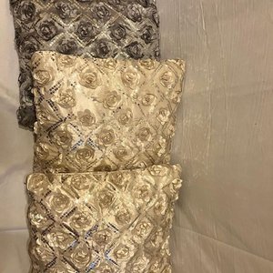 Lote de Tres Almohadones Decorativos con Diseño de Rosas y Lentejuelas - imagen 2
