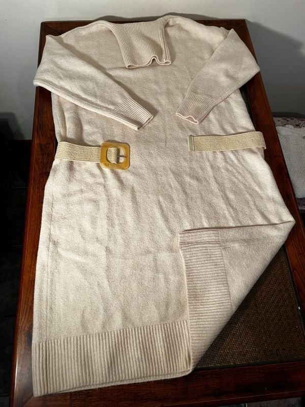 Buzo de Lana Cremoso con Cinturón y Bordado Frontal Talle XL