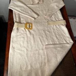 Buzo de Lana Cremoso con Cinturón y Bordado Frontal Talle XL - imagen 1