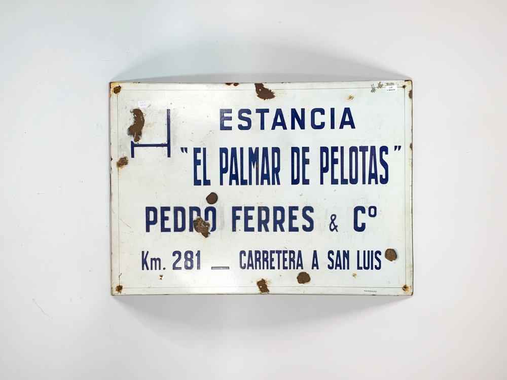 Lote siguiente: Cartel esmaltado color blanco con monograma