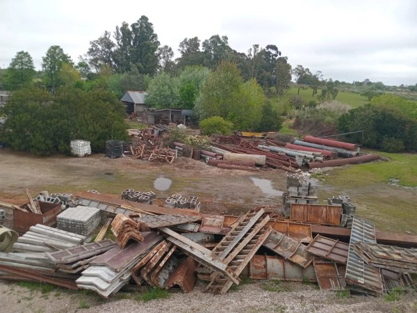 Lote de materiales de construcción y chatarra