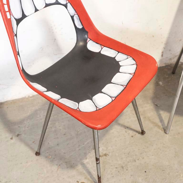 Sillas de PVC con diseño colorido y detalles en la pintura - imagen 3
