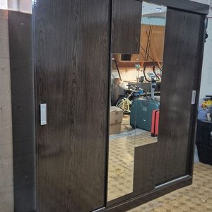 Lote anterior: Ropero de Madera Oscura con Tres Puertas Corredizas y Espejo Central