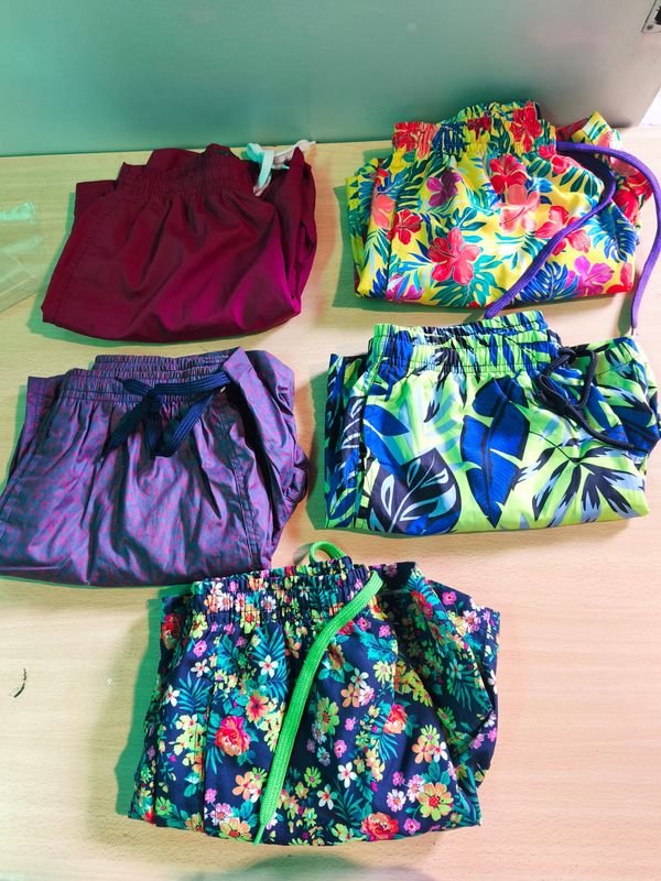 Ropa de baño para hombre - Shorts coloridos y florales - imagen 1